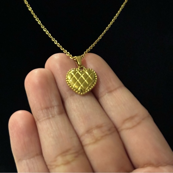 ✨2 for $30✨ Gold Plaid Puffy Heart Pendant Necklace 💛✨ (Checkered, Art Nouveau) - Picture 8 of 10